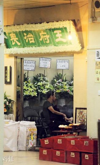 家屬謝絕傳媒採訪。(攝影/記者:陳釗)李綺雯(圖)與陳志健到靈堂拜祭。(攝影/記者:陳釗)陳志健(攝影/記者:陳釗) 家屬謝絕傳媒採訪。(攝影/記者:陳釗)李綺雯(圖)與陳志健到靈堂拜祭。(攝影/記者:陳釗)陳志健(攝影/記者:陳釗)