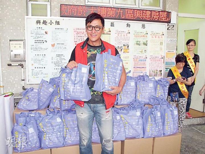 馬德鐘昨以「仁濟慈善大使」到屋邨派福袋給獨居長者。(攝影/記者﹕柯美) 馬德鐘昨以「仁濟慈善大使」到屋邨派福袋給獨居長者。(攝影/記者﹕柯美)