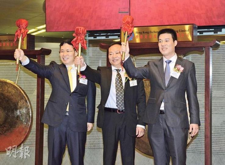 3新股昨日掛牌。其中造紙企業長港敦信收市挫逾兩成,不計手續費每手蝕620元,為本年蝕錢第2多新股。圖左起為暢捷通董事長王文京、長港敦信主席鄭敦木及都市麗人董事長鄭耀南。(陳淑安攝) 3新股昨日掛牌。其中造紙企業長港敦信收市挫逾兩成,不計手續費每手蝕620元,為本年蝕錢第2多新股。圖左起為暢捷通董事長王文京、長港敦信主席鄭敦木及都市麗人董事長鄭耀南。(陳淑安攝)