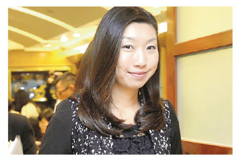 美聯副主席黃靜怡昨日公開早前與繆宏邦私下見面的對話,稱繆宏邦挑釁「同美聯慢慢玩,就算美聯縮到最細都無所謂」,大斥繆宏邦「完全不是為改善美聯企業管治」。(余俊亮攝) 美聯昨日的股東會最終演變成管理層、第二大股東APEX基金及前員工的「罵戰」,APEX營運總監繆宏邦最終因不滿美聯的答覆,即場申請召開股東特別大會。(余俊亮攝) 美聯副主席黃靜怡昨日公開早前與繆宏邦私下見面的對話,稱繆宏邦挑釁「同美聯慢慢玩,就算美聯縮到最細都無所謂」,大斥繆宏邦「完全不是為改善美聯企業管治」。(余俊亮攝) 美聯昨日的股東會最終演變成管理層、第二大股東APEX基金及前員工的「罵戰」,APEX營運總監繆宏邦最終因不滿美聯的答覆,即場申請召開股東特別大會。(余俊亮攝)