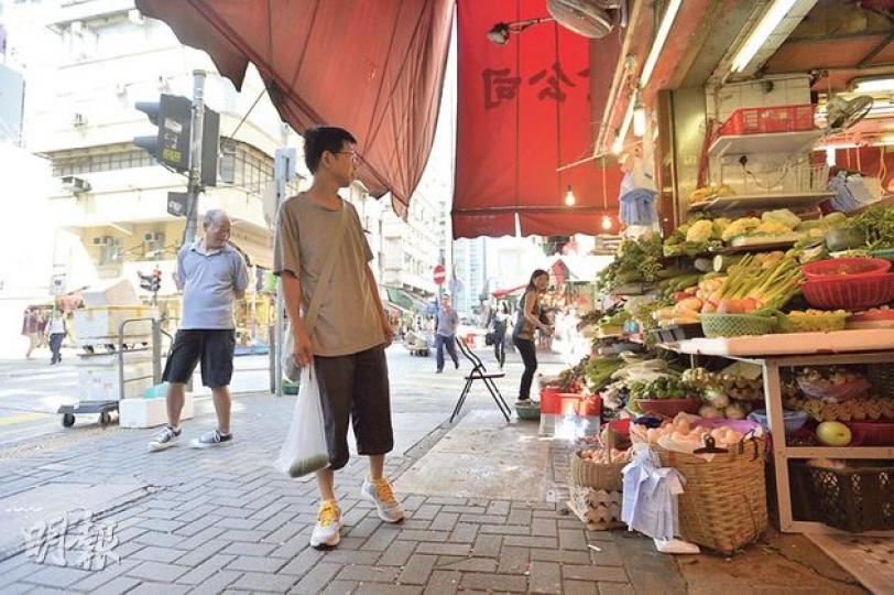 本報記者昨午到西灣河成安街街市觀察,有蔬果舖將小量貨物擺放到店外(圖),檔主承認過去3年曾五度收到食環署檢控,惟最終未能證明會對該處人車造成阻礙而未被定罪。(鄧宗弘攝) 本報過去一年多次到彌敦道觀察店舖有否霸佔行人路,記者昨午再到現場,其中發現德瑞大藥房依舊把不少盛載貨物的紙皮箱直接放在店外地上。(鄧宗弘攝) 新任申訴專員劉燕卿昨首次主持《申報》發布會,主動調查政府規管店舖阻街執法,批評食環署、地政總署及屋宇署等部門執法各自為政,導致成效不彰,建議政府委派一個部門恆常檢視阻街問題。(郭慶輝攝) 本報記者昨午到西灣河成安街街市觀察,有蔬果舖將小量貨物擺放到店外(圖),檔主承認過去3年曾五度收到食環署檢控,惟最終未能證明會對該處人車造成阻礙而未被定罪。(鄧宗弘攝) 本報過去一年多次到彌敦道觀察店舖有否霸佔行人路,記者昨午再到現場,其中發現德瑞大藥房依舊把不少盛載貨物的紙皮箱直接放在店外地上。(鄧宗弘攝) 新任申訴專員劉燕卿昨首次主持《申報》發布會,主動調查政府規管店舖阻街執法,批評食環署、地政總署及屋宇署等部門執法各自為政,導致成效不彰,建議政府委派一個部門恆常檢視阻街問題。(郭慶輝攝)