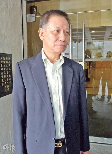 錢月明(圖)承認許仕仁要求他幫忙數次匯款給內地女子。他承認因與許相識多時,許亦「有頭有面」,款項不涉非法行為,遂答應代勞。(何偉畧攝) 許仕仁(圖)卸任政務司長後,收入大幅減少。他在任兩年申報收入皆逾400萬元,卸任後跌至百多萬元。(郭慶輝攝) (明報製圖) 錢月明(圖)承認許仕仁要求他幫忙數次匯款給內地女子。他承認因與許相識多時,許亦「有頭有面」,款項不涉非法行為,遂答應代勞。(何偉畧攝) 許仕仁(圖)卸任政務司長後,收入大幅減少。他在任兩年申報收入皆逾400萬元,卸任後跌至百多萬元。(郭慶輝攝) (明報製圖)