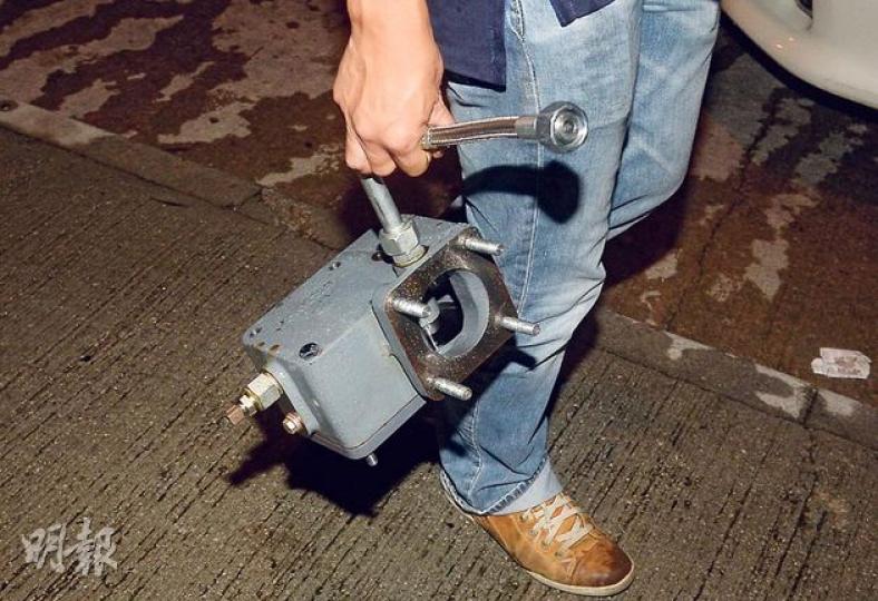 企圖偷盜案中,兩名匪徒潛入偷取大型風機內價值30萬元的「風盤」(圖),但被埋伏探員「人贓並獲」。(蔡方山攝) 用雞翼引開看門犬的疑犯,由探員黑布蒙頭鎖上手銬押返警署扣查。(蔡方山攝) 因饞嘴被匪徒用雞翼「賄賂」的兩頭唐狗,其中一狗疑知失職犯錯躲回「狗竇」內。(蔡方山攝) 企圖偷盜案中,兩名匪徒潛入偷取大型風機內價值30萬元的「風盤」(圖),但被埋伏探員「人贓並獲」。(蔡方山攝) 用雞翼引開看門犬的疑犯,由探員黑布蒙頭鎖上手銬押返警署扣查。(蔡方山攝) 因饞嘴被匪徒用雞翼「賄賂」的兩頭唐狗,其中一狗疑知失職犯錯躲回「狗竇」內。(蔡方山攝)