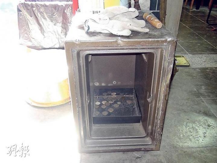 彭姓廟祝稱,早前為加強保安,遂以夾萬改裝成香油箱,但仍難逃一「劫」。(林智傑攝) 姓彭廟祝稱,粉嶺村三聖宮有60多年歷史,多年多供奉北帝。(林智傑攝) 彭姓廟祝稱,早前為加強保安,遂以夾萬改裝成香油箱,但仍難逃一「劫」。(林智傑攝) 姓彭廟祝稱,粉嶺村三聖宮有60多年歷史,多年多供奉北帝。(林智傑攝)