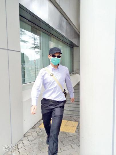 港大醫科生劉冠宏涉嫌非禮女同學,昨戴上太陽眼鏡、口罩急步離開法庭。(黃建邦攝) 港大醫科生劉冠宏涉嫌非禮女同學,昨戴上太陽眼鏡、口罩急步離開法庭。(黃建邦攝)