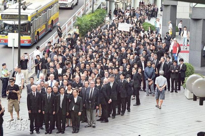 1800名法律界人士大部分穿上黑色外衣,昨日在33℃高溫下靜默遊行。不少途人圍觀及拍照,沿途亦有市民舉起拇指,支持遊行的法律界人士。(鄧宗弘攝) 國務院一國兩制白皮書引起法律界極大反應,昨參與遊行的大律師或律師,不乏在港執業多時的外籍律師。他們到達終院後默站3分鐘,神情肅穆。(余俊亮攝) 有市民在高院門外高舉向大律師公會致敬的紙牌橫額(前),不過大律師公會主席石永泰昨無參加遊行,公會執委、資深大律師彭耀鴻則有出席。圖後方為支持白皮書的「保衛香港運動」及「論壇之友」舉行集會。(李紹昌攝) 1800名法律界人士大部分穿上黑色外衣,昨日在33℃高溫下靜默遊行。不少途人圍觀及拍照,沿途亦有市民舉起拇指,支持遊行的法律界人士。(鄧宗弘攝) 國務院一國兩制白皮書引起法律界極大反應,昨參與遊行的大律師或律師,不乏在港執業多時的外籍律師。他們到達終院後默站3分鐘,神情肅穆。(余俊亮攝) 有市民在高院門外高舉向大律師公會致敬的紙牌橫額(前),不過大律師公會主席石永泰昨無參加遊行,公會執委、資深大律師彭耀鴻則有出席。圖後方為支持白皮書的「保衛香港運動」及「論壇之友」舉行集會。(李紹昌攝)