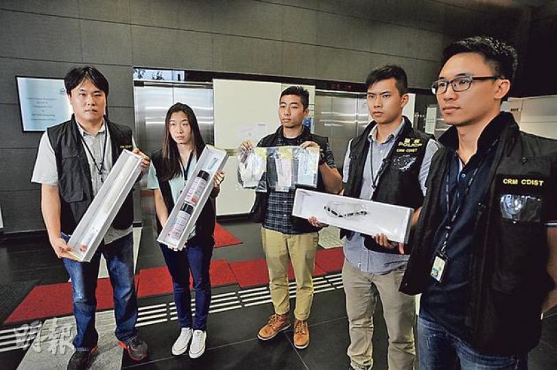 中區重案組探員展示在一名17歲青年背囊搜獲的物品,包括膠水喉通、兩支噴漆、鐵錐、眼罩及打火機等。(樊銳昌攝) 17歲青年在政總外因藏有噴漆、鐵錐、水喉通等工具被捕,昨晚戴上頭套被押返粉嶺寓所搜屋。(樊銳昌攝) 中區重案組探員展示在一名17歲青年背囊搜獲的物品,包括膠水喉通、兩支噴漆、鐵錐、眼罩及打火機等。(樊銳昌攝) 17歲青年在政總外因藏有噴漆、鐵錐、水喉通等工具被捕,昨晚戴上頭套被押返粉嶺寓所搜屋。(樊銳昌攝)
