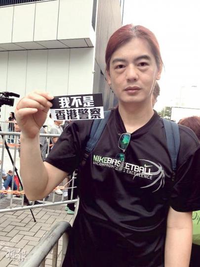 從事設計業的李先生自製180張印有「我不是香港警察」字樣的貼紙派給其他人,令大家注意沒有佩戴委任證的便衣警探。(黃志東攝) 楊先生(右)製作《警察通例》橫額,他其後發現一名便衣警沒有佩戴委任證(前),於是緊隨其後高舉橫額,冀市民小心。(盧翊銘攝) 從事設計業的李先生自製180張印有「我不是香港警察」字樣的貼紙派給其他人,令大家注意沒有佩戴委任證的便衣警探。(黃志東攝) 楊先生(右)製作《警察通例》橫額,他其後發現一名便衣警沒有佩戴委任證(前),於是緊隨其後高舉橫額,冀市民小心。(盧翊銘攝)