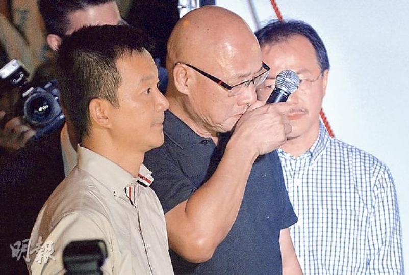 人民力量議員陳志全(左一)和陳偉業(左二)表示,將發起街頭抗爭反對新界東北規劃,陳偉業更聲言要在7月2日「癱瘓中環」,全面向政府開戰。(余俊亮攝) 人民力量議員陳志全(左一)和陳偉業(左二)表示,將發起街頭抗爭反對新界東北規劃,陳偉業更聲言要在7月2日「癱瘓中環」,全面向政府開戰。(余俊亮攝)