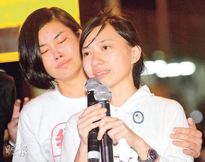 突然獲悉撥款通過,粉嶺北農村及居民聯席成員卓佳佳(右)即場哭成淚人,她說難以接受撥款通過,但強調抗爭不會結束,呼籲在城規會審議新界東北規劃大綱時繼續提出反對。(鄧宗弘攝) 立法會示威區內有蒙面人聚集,警方即上前要求搜身,但遭對方拒絕,警員即將該蒙面人拘捕,並除下對方面罩,再「鎖臂」背朝天抬上警車。(林俊源攝) 突然獲悉撥款通過,粉嶺北農村及居民聯席成員卓佳佳(右)即場哭成淚人,她說難以接受撥款通過,但強調抗爭不會結束,呼籲在城規會審議新界東北規劃大綱時繼續提出反對。(鄧宗弘攝) 立法會示威區內有蒙面人聚集,警方即上前要求搜身,但遭對方拒絕,警員即將該蒙面人拘捕,並除下對方面罩,再「鎖臂」背朝天抬上警車。(林俊源攝)