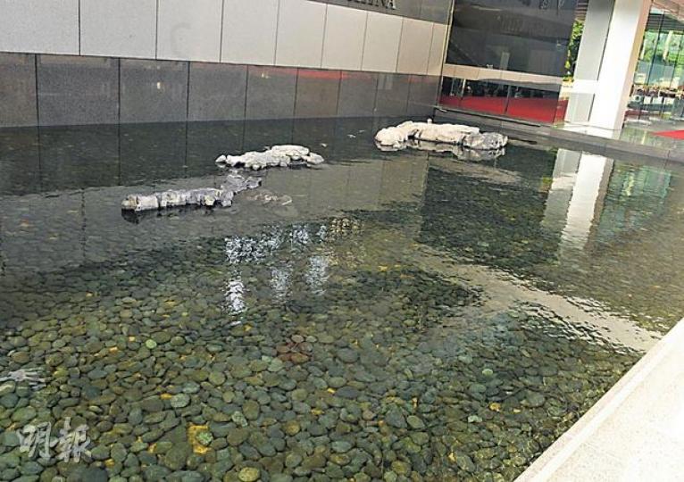 據悉,中銀考慮將中銀大廈旁的魚池封起,避免日後倘若發生佔中,池底的大量石卵會成為攻擊物。(劉焌陶攝) 據悉,中銀考慮將中銀大廈旁的魚池封起,避免日後倘若發生佔中,池底的大量石卵會成為攻擊物。(劉焌陶攝)