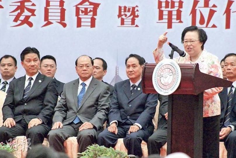 警察隊員佐級協會昨舉行就職典禮,協會主席陳祖光(前排左一)致辭時「多謝一哥」,認為在警務處長曾偉雄(前排左二)領導下,警隊才可「理直氣壯」執行職務。創會會長兼基本法委員會委員譚惠珠(前排右一)亦說受其發言感動。(林俊源攝) 警察隊員佐級協會昨舉行就職典禮,協會主席陳祖光(前排左一)致辭時「多謝一哥」,認為在警務處長曾偉雄(前排左二)領導下,警隊才可「理直氣壯」執行職務。創會會長兼基本法委員會委員譚惠珠(前排右一)亦說受其發言感動。(林俊源攝)