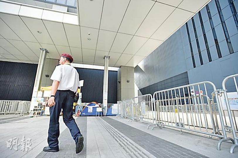 李偲傿前晚再入醫院,結果佢原本喺政總外嘅帳篷畀人攞走,令佢好唔滿意,因為旁邊另一個請願人士就冇畀人趕。(盧翊銘攝) 李偲傿前晚再入醫院,結果佢原本喺政總外嘅帳篷畀人攞走,令佢好唔滿意,因為旁邊另一個請願人士就冇畀人趕。(盧翊銘攝)
