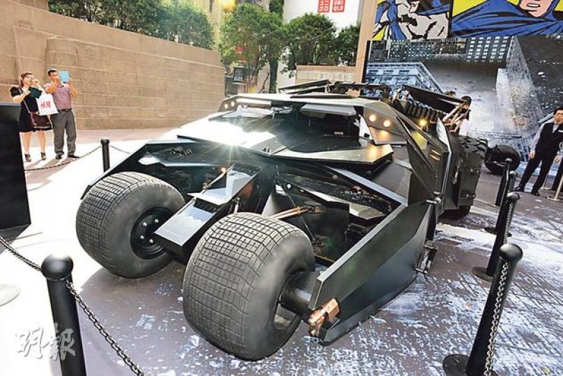 時代廣場舉行蝙蝠俠展覽,有外籍男子跳上一輛蝙蝠車車頭狂跳,幸無嚴重損毁,蝙蝠車昨繼續展出。(陳淑安攝) 時代廣場舉行蝙蝠俠展覽,有外籍男子跳上一輛蝙蝠車車頭狂跳,幸無嚴重損毁,蝙蝠車昨繼續展出。(陳淑安攝)