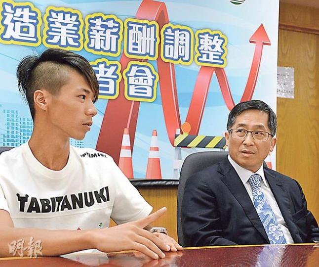 23歲混凝土工人陳以俊(左)入行時月入一萬多元,約3年後加至4萬多元,他對加薪幅度感高興,但指不多同年紀的人入行。香港建造商會會長何安誠(右)希望加薪可吸引更多年輕人入行,解決人手短缺問題。(劉焌陶攝) 23歲混凝土工人陳以俊(左)入行時月入一萬多元,約3年後加至4萬多元,他對加薪幅度感高興,但指不多同年紀的人入行。香港建造商會會長何安誠(右)希望加薪可吸引更多年輕人入行,解決人手短缺問題。(劉焌陶攝)