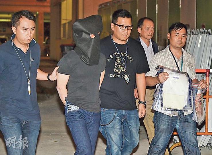 警方在沙田瀝源邨娛樂城搗破外圍波中心,之後將其中一名男疑犯押到沙田禾輋邨搜屋。(蔡方山攝) 警方在沙田瀝源邨娛樂城搗破外圍波中心,之後將其中一名男疑犯押到沙田禾輋邨搜屋。(蔡方山攝)