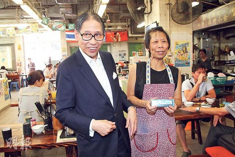 標準工時委員會主席梁智鴻(左),昨午飯時間到旺角花園街街市熟食中心,聽取食客和食店員工對標準工時立法的意見。(林俊源攝) 標準工時委員會主席梁智鴻(左),昨午飯時間到旺角花園街街市熟食中心,聽取食客和食店員工對標準工時立法的意見。(林俊源攝)