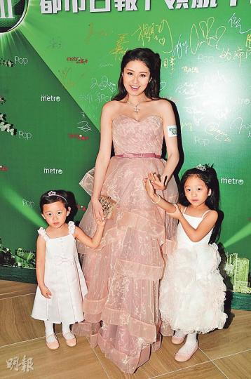 腹大便便的徐淑敏拖着兩千金現身,3母女都是公主look,非常可愛。(攝影﹕梁迺楠) 黃浩事前吩咐老婆徐淑敏要打扮靚靚出席活動。(攝影﹕梁迺楠) 楊思琦坦言女兒每月學費達5位數字,但為了愛女,一切都值得。(攝影﹕梁迺楠) 腹大便便的徐淑敏拖着兩千金現身,3母女都是公主look,非常可愛。(攝影﹕梁迺楠) 黃浩事前吩咐老婆徐淑敏要打扮靚靚出席活動。(攝影﹕梁迺楠) 楊思琦坦言女兒每月學費達5位數字,但為了愛女,一切都值得。(攝影﹕梁迺楠)