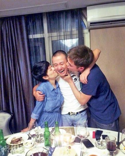 馬伊琍(左)跟霍政諺(右)肉緊吻壽星文章的臉頰。(微博圖片) 文章跟太太馬伊琍和好如初,令不少網民感動。(微博圖片) 馬伊琍(左)跟霍政諺(右)肉緊吻壽星文章的臉頰。(微博圖片) 文章跟太太馬伊琍和好如初,令不少網民感動。(微博圖片)