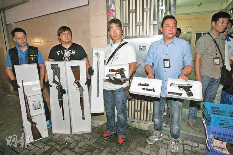 重案組探員展示檢獲的多支長、短槍以及彈匣。(伍浦鋒攝) 重案組探員展示檢獲的多支長、短槍以及彈匣。(伍浦鋒攝)