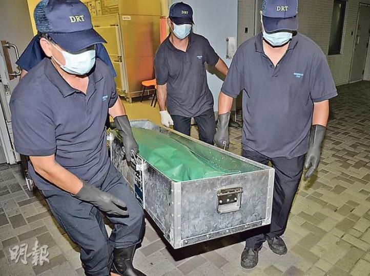 15歲自閉症少年遭父親斬斃後,屍體舁送殮房等候剖驗。(蔡方山攝)遇害少年的母親(藍裙者)事發時身在內地,獲悉丈夫斬死長子後即趕返港,昨晚由探員陪同下返回家協助調查。(伍浦鋒攝) 15歲自閉症少年遭父親斬斃後,屍體舁送殮房等候剖驗。(蔡方山攝)遇害少年的母親(藍裙者)事發時身在內地,獲悉丈夫斬死長子後即趕返港,昨晚由探員陪同下返回家協助調查。(伍浦鋒攝)
