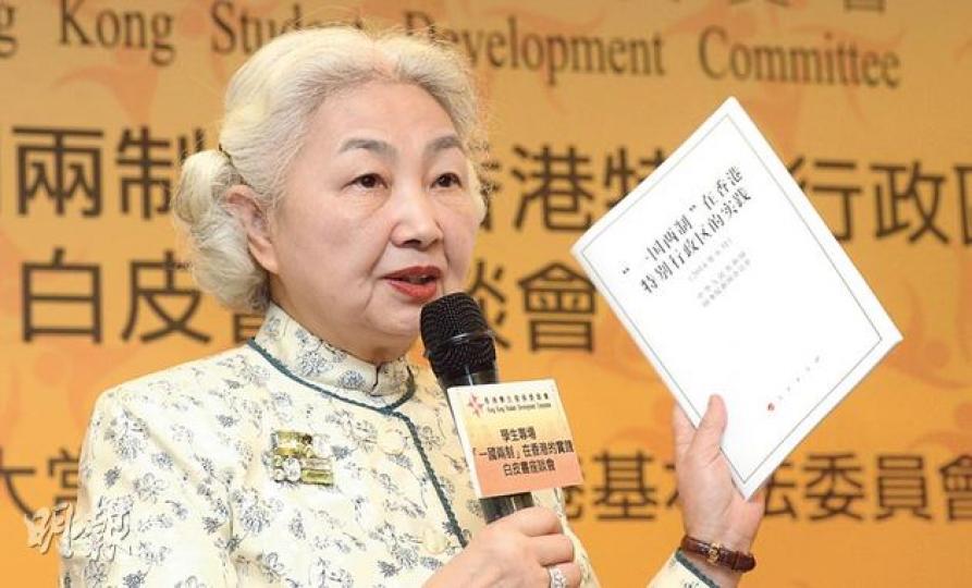基本法委員會副主席梁愛詩(圖)昨站立接近兩小時,向20多名特邀學生講解一國兩制在港實踐白皮書。(劉焌陶攝) 基本法委員會副主席梁愛詩(圖)昨站立接近兩小時,向20多名特邀學生講解一國兩制在港實踐白皮書。(劉焌陶攝)