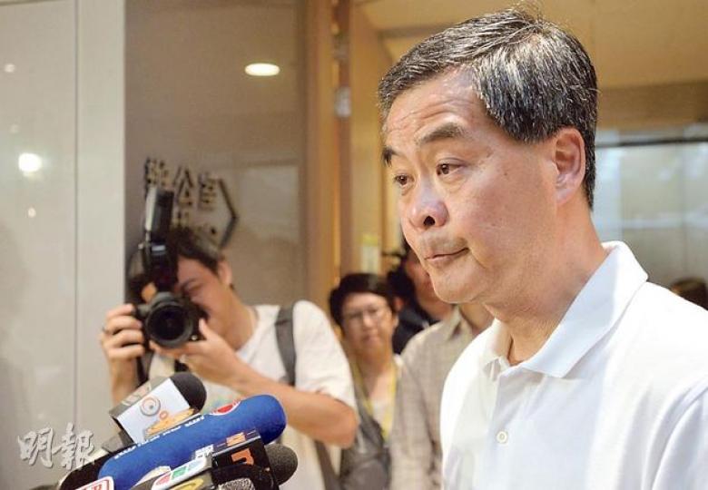 特首梁振英昨日首次開腔回應次女梁齊昕於facebook上載割腕照,他表示做公眾人物的子女不容易,又指女兒現時最需要安靜環境,希望公眾給予她及家人空間。(余俊亮攝) 特首梁振英昨日首次開腔回應次女梁齊昕於facebook上載割腕照,他表示做公眾人物的子女不容易,又指女兒現時最需要安靜環境,希望公眾給予她及家人空間。(余俊亮攝)