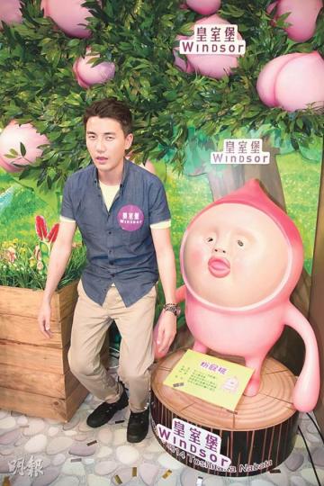 洪永城在活動上自認與「粉屁桃」相似,還扮卡通人物的動作影合照。(攝影/記者﹕楊安莉) 洪永城在活動上自認與「粉屁桃」相似,還扮卡通人物的動作影合照。(攝影/記者﹕楊安莉)