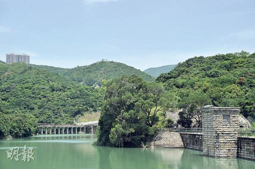 水塘與郊野公園的關係密不可分,香港水塘的存水,為港人提供了約兩成淡水,郊野公園則起了引水和護水的重要作用。各個水塘的設計不盡相同,當中有很多智慧在裏頭。(胡景禧攝)(胡景禧攝)(胡景禧攝)(胡景禧攝)(胡景禧攝) 水塘與郊野公園的關係密不可分,香港水塘的存水,為港人提供了約兩成淡水,郊野公園則起了引水和護水的重要作用。各個水塘的設計不盡相同,當中有很多智慧在裏頭。(胡景禧攝)(胡景禧攝)(胡景禧攝)(胡景禧攝)(胡景禧攝)
