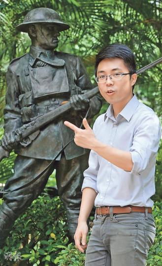 鄺智文背後是香港公園裏,加拿大籍英軍John Robert Osborn的銅像。奧斯本是在抗日的「香港保衛戰」之中,為保護同袍,不惜捨身覆蓋日軍投擲的手榴彈而陣亡。(劉焌陶攝) 鄺智文背後是香港公園裏,加拿大籍英軍John Robert Osborn的銅像。奧斯本是在抗日的「香港保衛戰」之中,為保護同袍,不惜捨身覆蓋日軍投擲的手榴彈而陣亡。(劉焌陶攝)