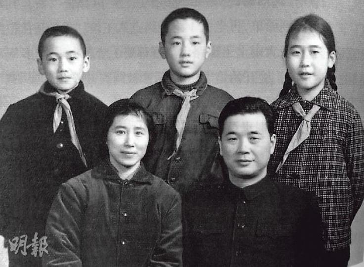 李鵬全家福照片。李鵬(前右)及夫人朱琳(前左)並排而坐,後排從左至右為幼子李小勇、長子李小鵬、女兒李小琳。(明報記者翻攝)李鵬1928年10月20日出生於上海法租界,原名李遠芃,圖為其3歲在上海兆豐公園留影。(明報記者翻攝)李鵬和朱琳在瀋陽合影。(明報記者翻攝)1982年7月23日,李鵬(前排右三)隨胡耀邦(前排中)考察內蒙古元寶山發電廠。(明報記者翻攝) 李鵬全家福照片。李鵬(前右)及夫人朱琳(前左)並排而坐,後排從左至右為幼子李小勇、長子李小鵬、女兒李小琳。(明報記者翻攝)李鵬1928年10月20日出生於上海法租界,原名李遠芃,圖為其3歲在上海兆豐公園留影。(明報記者翻攝)李鵬和朱琳在瀋陽合影。(明報記者翻攝)1982年7月23日,李鵬(前排右三)隨胡耀邦(前排中)考察內蒙古元寶山發電廠。(明報記者翻攝)