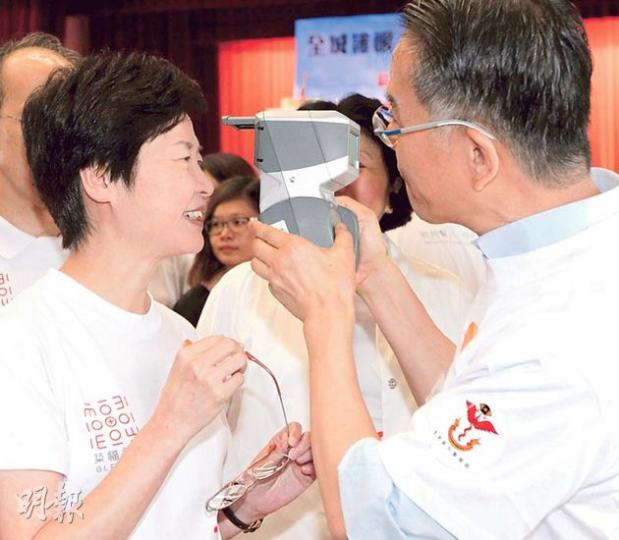 政務司長林鄭月娥(左)昨回應佔中全民投票時表示,政府會珍惜市民意見;財政司長曾俊華昨則於網誌表示,社會各走極端將難凝聚共識,認為也許大眾都須學習看見自己眼裏的「樑木」。圖為林太昨在一護眼活動上驗眼情况,右為眼科醫生周伯展。(李澤彤攝) 政務司長林鄭月娥(左)昨回應佔中全民投票時表示,政府會珍惜市民意見;財政司長曾俊華昨則於網誌表示,社會各走極端將難凝聚共識,認為也許大眾都須學習看見自己眼裏的「樑木」。圖為林太昨在一護眼活動上驗眼情况,右為眼科醫生周伯展。(李澤彤攝)