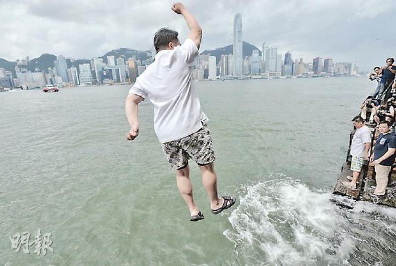 4名反佔中行動成員表示佔中違法,影響其他市民生活,昨日在尖沙嘴公眾碼頭以跳海方式表示不滿,4人隨即被消防員救起。(余俊亮攝) 4名反佔中行動成員表示佔中違法,影響其他市民生活,昨日在尖沙嘴公眾碼頭以跳海方式表示不滿,4人隨即被消防員救起。(余俊亮攝)