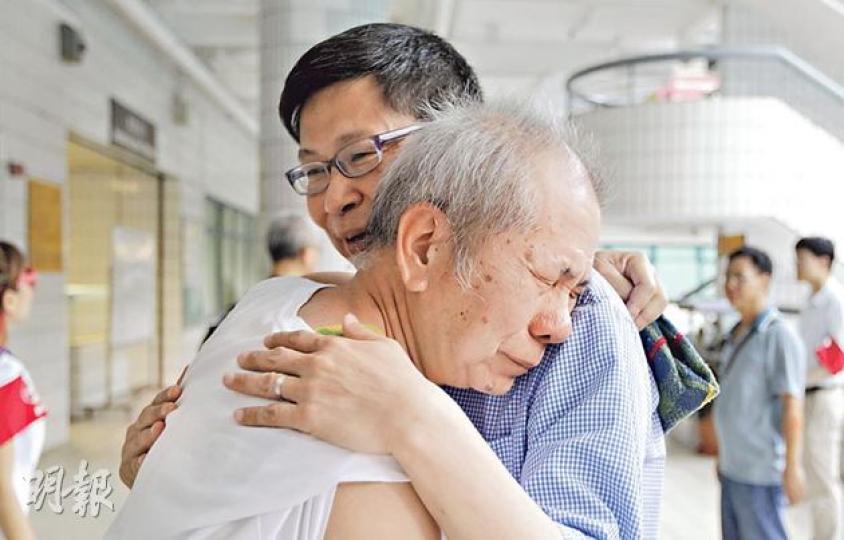 唔少長者都關心政治,年逾六旬嘅黃伯(左)係活躍嘅佔中義工,街站宣傳、遊行造勢都見到佢嘅身影。黃伯話見到有咁多人參加全民投票好感動,佢噚日去到城大票站幫手時,一見到佔中發起人陳健民(右)即刻上前擁抱,喜極而泣。(李澤彤攝) 唔少長者都關心政治,年逾六旬嘅黃伯(左)係活躍嘅佔中義工,街站宣傳、遊行造勢都見到佢嘅身影。黃伯話見到有咁多人參加全民投票好感動,佢噚日去到城大票站幫手時,一見到佔中發起人陳健民(右)即刻上前擁抱,喜極而泣。(李澤彤攝)