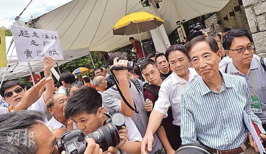 民主黨創黨主席李柱銘(前右)噚日去港台《城市論壇》,離開時被一班撐政府市民群起指罵佢「漢奸」、「賣國賊」,搞到馬丁之後都躁躁哋。(余俊亮攝) 民主黨創黨主席李柱銘(前右)噚日去港台《城市論壇》,離開時被一班撐政府市民群起指罵佢「漢奸」、「賣國賊」,搞到馬丁之後都躁躁哋。(余俊亮攝)