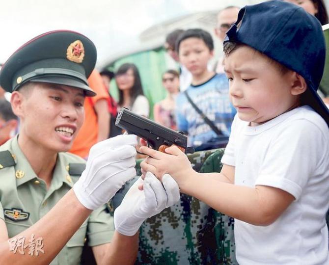 昨天為石崗軍營開放日,圖為駐軍向參觀的小孩解釋如何使用槍械,但小孩用盡氣力也扣不下扳機。 (葉家豪攝)石崗軍營昨開放,駐軍進行了反恐演練,特種部隊示範如何在槍林彈雨下擊敗恐怖分子,救出被挾持人質。 (葉家豪攝) 昨天為石崗軍營開放日,圖為駐軍向參觀的小孩解釋如何使用槍械,但小孩用盡氣力也扣不下扳機。 (葉家豪攝)石崗軍營昨開放,駐軍進行了反恐演練,特種部隊示範如何在槍林彈雨下擊敗恐怖分子,救出被挾持人質。 (葉家豪攝)