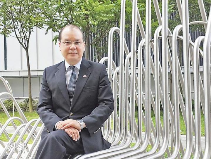 勞福局長張建宗表示,政府計劃在明年1至2月推行學校為本的課餘託管計劃,舉例在一個地區內選定一所中小學作託兒中心,將同區其他學校的小一至中三生,在每日放學後接送至該校託管。(錢瑋琪攝) 勞福局長張建宗表示,政府計劃在明年1至2月推行學校為本的課餘託管計劃,舉例在一個地區內選定一所中小學作託兒中心,將同區其他學校的小一至中三生,在每日放學後接送至該校託管。(錢瑋琪攝)