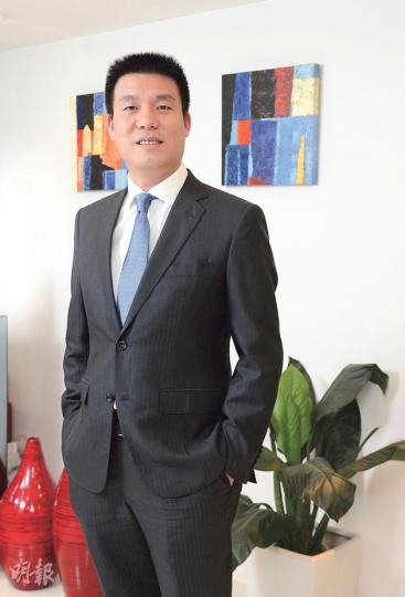 來自福建的鄭耀南才39歲,便已經建立了一個內衣業上市王國,市值逾60億,一切都是靠白手興家。(陳淑安攝) 來自福建的鄭耀南才39歲,便已經建立了一個內衣業上市王國,市值逾60億,一切都是靠白手興家。(陳淑安攝)