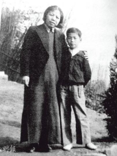 1940年,李鵬(右)去延安前,在重慶紅岩村八路軍辦事局與周恩來妻鄧穎超(左)合照。(明報記者翻攝) 1940年,李鵬(右)去延安前,在重慶紅岩村八路軍辦事局與周恩來妻鄧穎超(左)合照。(明報記者翻攝)