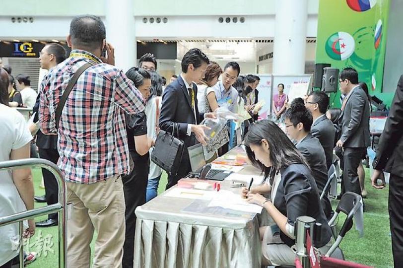 信置獨資發展的大埔逸瓏灣II昨首輪推出200伙,全日沽約139伙;雖然未能清袋,但至少錄得兩宗大手成交個案。圖為昨早買家登記進入售樓處情形。(胡景禧攝) 信置獨資發展的大埔逸瓏灣II昨首輪推出200伙,全日沽約139伙;雖然未能清袋,但至少錄得兩宗大手成交個案。圖為昨早買家登記進入售樓處情形。(胡景禧攝)