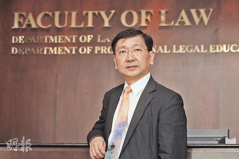 陳文敏1999年接任港大法律系主任,至2002年法律系升格學院後出任法律學院院長,一做14年。他說退下院長一職沒有不捨,「人哋想你留低的時候,便應該是時候走」。(郭慶輝攝) 陳文敏1999年接任港大法律系主任,至2002年法律系升格學院後出任法律學院院長,一做14年。他說退下院長一職沒有不捨,「人哋想你留低的時候,便應該是時候走」。(郭慶輝攝)