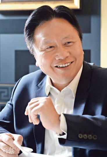 有「太子鄧」之稱的鄧鉅明指出,未來一年本港零售市道「好極有限」,預期年內一線區份的二、三線舖位,租金跌幅最高可達五成。(劉焌陶攝) 有「太子鄧」之稱的鄧鉅明指出,未來一年本港零售市道「好極有限」,預期年內一線區份的二、三線舖位,租金跌幅最高可達五成。(劉焌陶攝)
