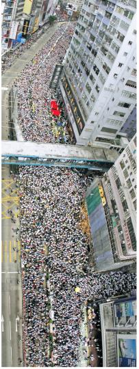 數以十萬計市民昨參加大遊行,本報記者於昨午4時15分從銅鑼灣一大廈(圖),以及晚上7時15分在灣仔一大廈(圖2)向東拍攝,不論日間還是入夜,遊行人龍連綿不斷,擠滿銅鑼灣軒尼詩道3條行車線和2條電車線。(李紹昌、盧翊銘攝)(圖2)(李紹昌、盧翊銘攝)民陣遊行隊伍到達終點遮打道後,不少市民留下參與集會,坐滿整條遮打道至雪廠街;其間一同高歌《問誰未發聲》,即使集會結束,數以百計市民響應學聯呼籲繼續留守。(郭慶輝攝)七一遊行完結後,數以百計人士響應學民思潮號召包圍特首辦,高舉熒光棒,象徵要求政府對政改開 數以十萬計市民昨參加大遊行,本報記者於昨午4時15分從銅鑼灣一大廈(圖),以及晚上7時15分在灣仔一大廈(圖2)向東拍攝,不論日間還是入夜,遊行人龍連綿不斷,擠滿銅鑼灣軒尼詩道3條行車線和2條電車線。(李紹昌、盧翊銘攝)(圖2)(李紹昌、盧翊銘攝)民陣遊行隊伍到達終點遮打道後,不少市民留下參與集會,坐滿整條遮打道至雪廠街;其間一同高歌《問誰未發聲》,即使集會結束,數以百計市民響應學聯呼籲繼續留守。(郭慶輝攝)七一遊行完結後,數以百計人士響應學民思潮號召包圍特首辦,高舉熒光棒,象徵要求政府對政改開
