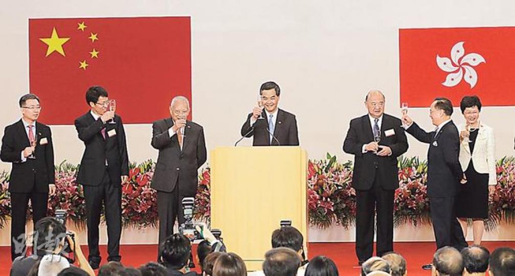 特首梁振英(中)與中聯辦主任張曉明(左二)、前特首董建華(左三)、曾蔭權(右二)及一眾官員昨早出席回歸慶祝酒會,圖中曾蔭權與張曉明互相祝酒。梁振英在會上指出,市民要好好珍惜香港的現况,「避免做任何影響香港穩定,破壞香港繁榮的事」。(李紹昌攝)各界慶典委員會昨日舉行「愛•活力」慶回歸17周年活動啟動禮,主禮嘉賓包括特首梁振英(右四)、中聯辦主任張曉明(左四)、政務司長林鄭月娥(右一)、財政司長曾俊華(左一)及行政會議成員鄭耀棠(左三)等。(盧翊銘攝) 特首梁振英(中)與中聯辦主任張曉明(左二)、前特首董建華(左三)、曾蔭權(右二)及一眾官員昨早出席回歸慶祝酒會,圖中曾蔭權與張曉明互相祝酒。梁振英在會上指出,市民要好好珍惜香港的現况,「避免做任何影響香港穩定,破壞香港繁榮的事」。(李紹昌攝)各界慶典委員會昨日舉行「愛•活力」慶回歸17周年活動啟動禮,主禮嘉賓包括特首梁振英(右四)、中聯辦主任張曉明(左四)、政務司長林鄭月娥(右一)、財政司長曾俊華(左一)及行政會議成員鄭耀棠(左三)等。(盧翊銘攝)