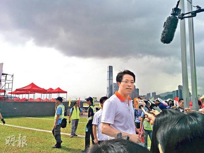 中聯辦主任張曉明(前)昨出席中環海濱長廊的慶回歸活動後表示,祝福香港的政改前景就如昨日天氣一樣,經歷風雨後還能見到彩虹。(梁卓怡攝) 中聯辦主任張曉明(前)昨出席中環海濱長廊的慶回歸活動後表示,祝福香港的政改前景就如昨日天氣一樣,經歷風雨後還能見到彩虹。(梁卓怡攝)