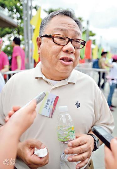 全國政協常委陳永棋出席慶回歸活動後同Emily講,自己年輕時都有「反」好多嘢,例如1960年代尾佢喺美國讀大學就反過越戰,但重申反對任何嘢都好,一切都要守法。(盧翊銘攝) 全國政協常委陳永棋出席慶回歸活動後同Emily講,自己年輕時都有「反」好多嘢,例如1960年代尾佢喺美國讀大學就反過越戰,但重申反對任何嘢都好,一切都要守法。(盧翊銘攝)