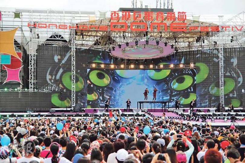 演出業協會昨在啟德郵輪碼頭對開空地舉行全由韓星助陣的「香港巨蛋音樂節」,部分支持七一遊行的樂迷昨選擇追星而不遊行。(林樂軒攝) 演出業協會昨在啟德郵輪碼頭對開空地舉行全由韓星助陣的「香港巨蛋音樂節」,部分支持七一遊行的樂迷昨選擇追星而不遊行。(林樂軒攝)