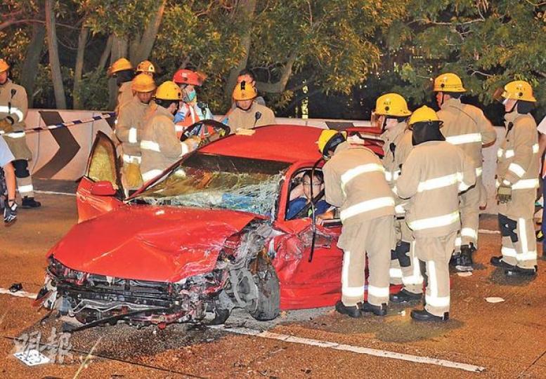 被通緝的紅色私家車在龍翔道逆線狂飈400米,與另一車迎頭相撞始停,男司機和一名乘客棄車逃去,遺下兩名男同伴受傷被困,需由消防員到場拯救。(蔡方山攝)兩名警員駕隱形戰車追截疑犯後感不適,需戴上氧氣罩協助呼吸,送院檢驗後無恙。(蔡方山攝) 被通緝的紅色私家車在龍翔道逆線狂飈400米,與另一車迎頭相撞始停,男司機和一名乘客棄車逃去,遺下兩名男同伴受傷被困,需由消防員到場拯救。(蔡方山攝)兩名警員駕隱形戰車追截疑犯後感不適,需戴上氧氣罩協助呼吸,送院檢驗後無恙。(蔡方山攝)