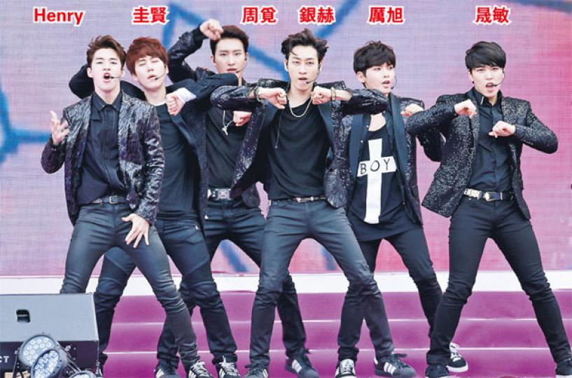 SJ-M在炎熱高溫下,仍穿上厚身外套跳勁舞,依然跳得有型有款。(攝影﹕鍾偉茵)EXO氣勢強勁,現場的粉絲看到他們舉手投足都已經尖叫震天。(攝影﹕鍾偉茵)SJ-M的崔始源在一眾韓星中最為「肉」感,騷麒麟臂。(攝影﹕鍾偉茵)為香港人的SJ-M成員Henry打頭陣表演,更說好想吃點心。(攝影﹕鍾偉茵)BoA貴為韓國跳舞天后,當要騷其舞姿。(攝影﹕鍾偉茵)BoA收起性感,不過卻跳得賣力。(攝影﹕鍾偉茵)f(x)隊長宋茜以皮帶紮胸的造型十分養眼。(攝影﹕鍾偉茵)f(x)5名成員以校服Look短裙表演,非常 SJ-M在炎熱高溫下,仍穿上厚身外套跳勁舞,依然跳得有型有款。(攝影﹕鍾偉茵)EXO氣勢強勁,現場的粉絲看到他們舉手投足都已經尖叫震天。(攝影﹕鍾偉茵)SJ-M的崔始源在一眾韓星中最為「肉」感,騷麒麟臂。(攝影﹕鍾偉茵)為香港人的SJ-M成員Henry打頭陣表演,更說好想吃點心。(攝影﹕鍾偉茵)BoA貴為韓國跳舞天后,當要騷其舞姿。(攝影﹕鍾偉茵)BoA收起性感,不過卻跳得賣力。(攝影﹕鍾偉茵)f(x)隊長宋茜以皮帶紮胸的造型十分養眼。(攝影﹕鍾偉茵)f(x)5名成員以校服Look短裙表演,非常