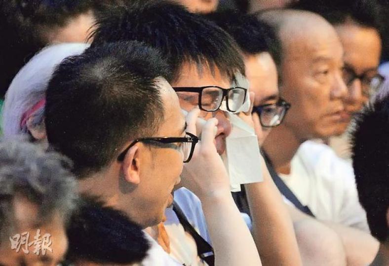 圖中徹夜留守遮打道的年輕人臨近被警察抬走時，哭着致電母親、着她「等我返屋企，你等我返屋企呀，阿媽」，身旁一眾留守者大聲叫年輕人「不用怕」。（余俊亮攝）自稱年逾90歲的古洞村民黃伯手持拐杖徹夜留守遮打道，支持他口中有理想、有承擔的學生，最終被警察以輪椅推上旅遊巴，跟其他示威者一同送往黃竹坑警校。（余俊亮攝）教育學院學生外務副會長何鑑峰（右）參加預演佔中被捕，昨早跟兒子失去聯絡的何太（左）心急如焚，隨即到黃竹坑警校找尋兒子下落，何終在昨午2時許獲釋，兩母子再見面不禁擁着慶祝。（林樂軒攝）